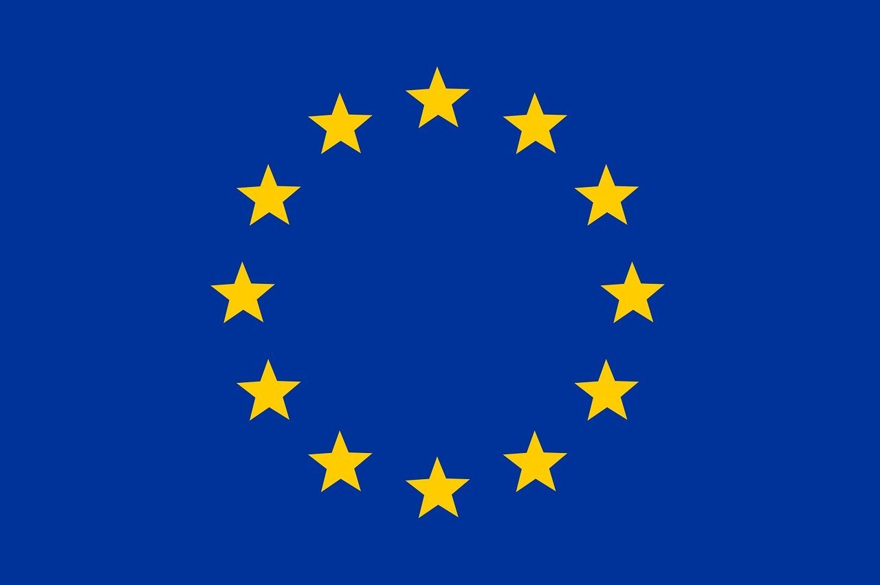 drapeau européen qui a 12 étoiles dorées sur fond bleu foncé